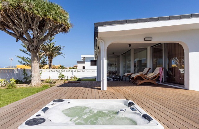Wunderbares alleinstehendes Ferienhaus mit W-LAN, Whirlpool, TV, Terrasse, Panoramablick, Parkplatz
