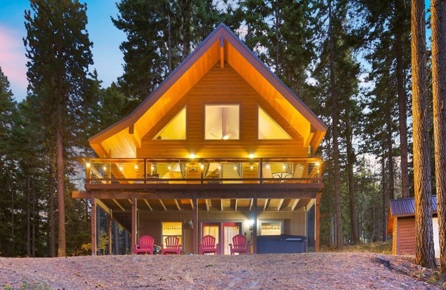 Beautiful Mountain Cabin w Awesome Views, Hot Tub, Seasonal Community Pool
