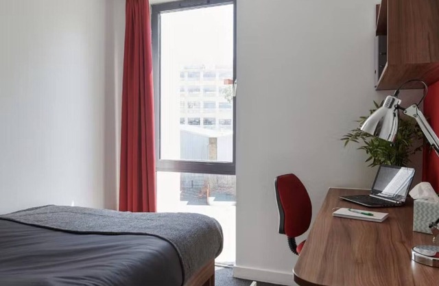 Student Only - Nice Room near Upper Precinct Fountains