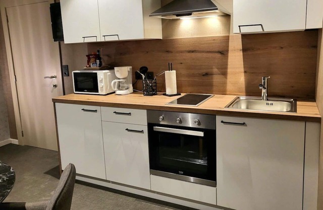 Studio-Eigenes Badezimmer-Strassenblick-Modern-5