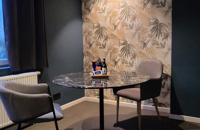 Studio-Strassenblick-Eigenes Badezimmer-Exklusiv-2
