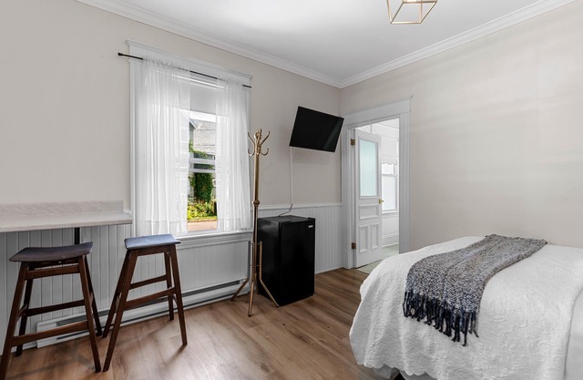 Studio 2 ~ Private BDRM, Minimalistic Feel