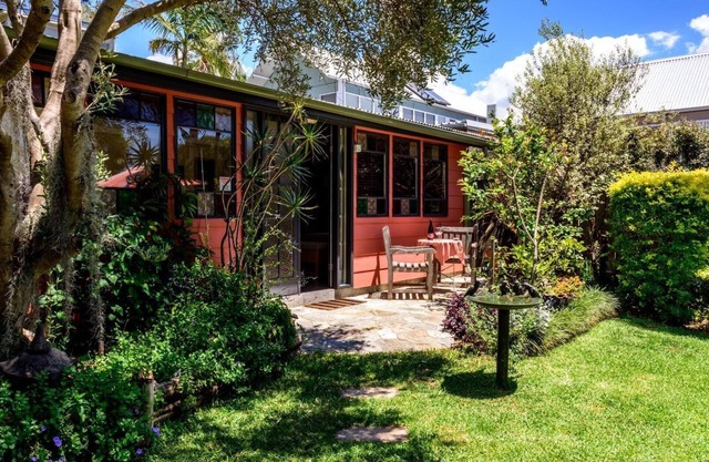 Studio 44 B & B Balmain. Ein Häuschen in einem Garten.