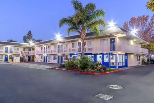 Studio 6 Hayward, CA Silicon Valley Gateway