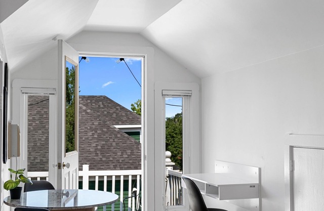 Studio 8~ Modern Loft w/ private balcony
