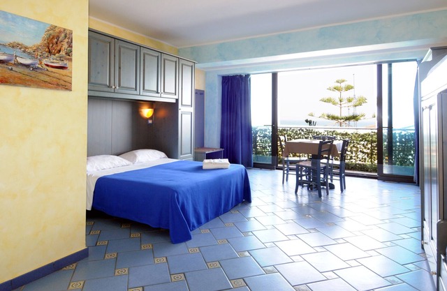 Studio a Stones Throw From the sea