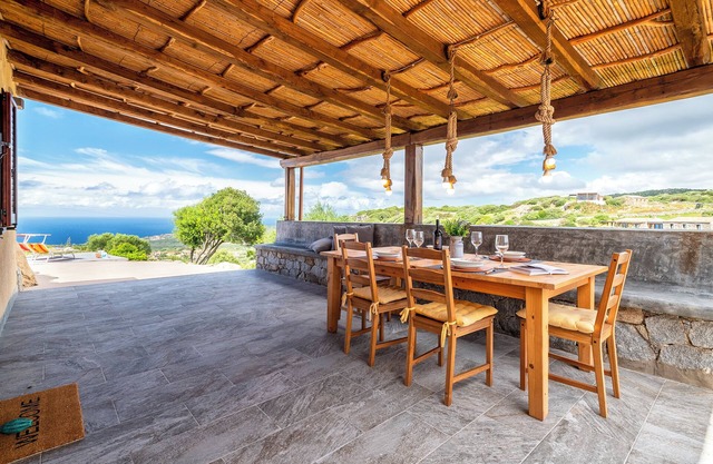 Einzimmerapartment 'Sa Domo Isola Rossa' mit Meerblick, privater Terrasse und Klimaanlage