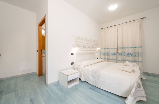 Studio Apartment 'Villa Erica Appartamento Erica' with Mountain View, Wi-Fi and Air Conditioning