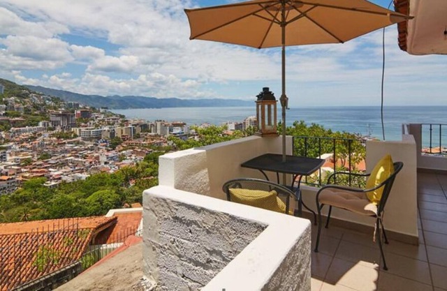 Studio Apartment In Downtown With The Best Ocean View Ever!
