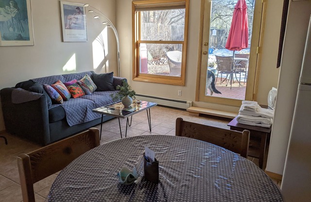 Studio apartment 15 minute walk to the plaza