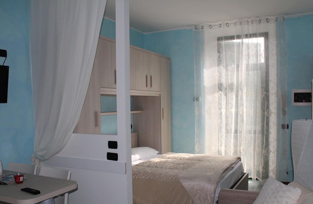 STUDIO APARTMENT 3 PAX, SELBST-CHECK-IN, BUS EINIGE SCHRITTE, KOSTENLOSES WIFI MIT A / C