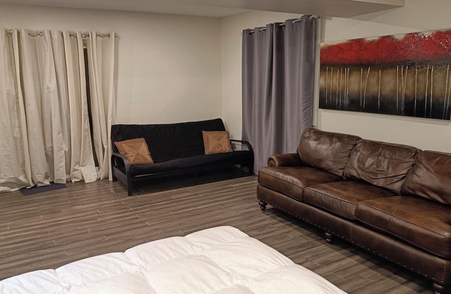 Studio apartment 3mins from Carrying Place Golf Club & The Manor. Off HW 400
