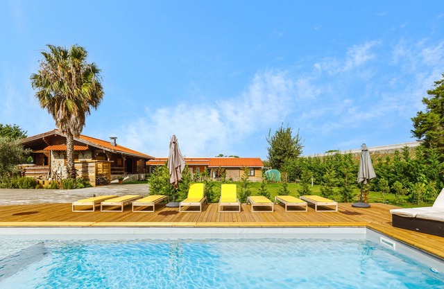 Studio Apartment "Chalé Do Vale - Armani" with Shared Pool, Private Terrace & Wi-Fi