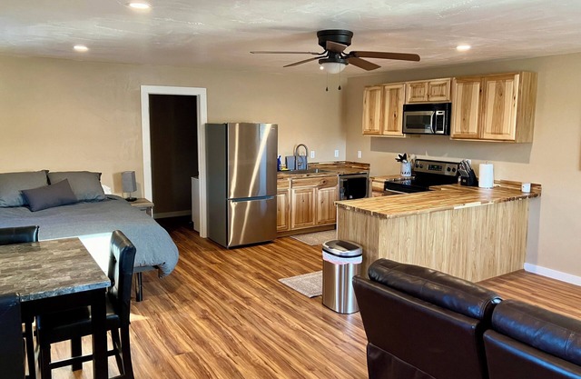Studio Apartment for Two - Full Kitchen -10 Minutes to Town