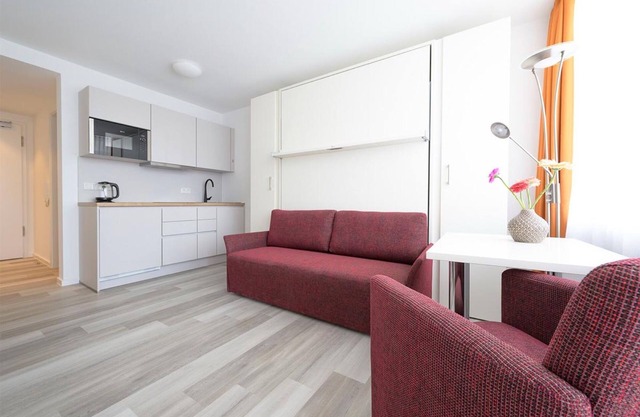 Einzimmerapartment 'Huber Living Basic 102' mit Balkon und WLAN