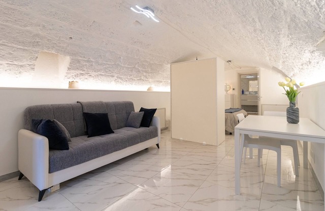 Einzimmerapartment 'La Porta Sul Mare- Timone' mit gemeinsamer Terrasse, WLAN und Klimaanlage
