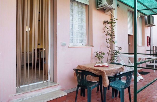 Einzimmerapartment "Monolocale La Pineta 46" mit Gemeinschaftspool, privater Terrasse und WLAN