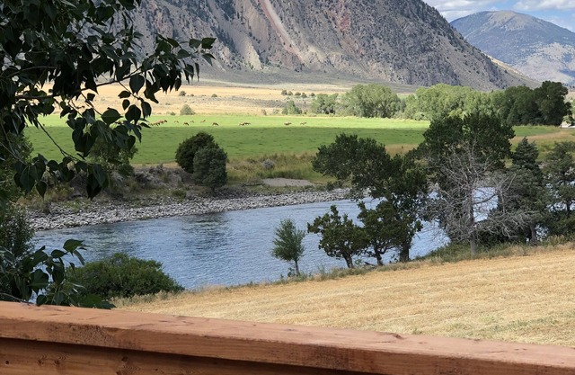 Studio apartment on the banks of Yellowstone River
