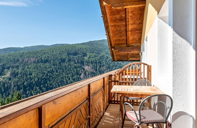Einzimmerapartment 'Spinges' mit Bergblick, privater Terrasse und Wi-Fi