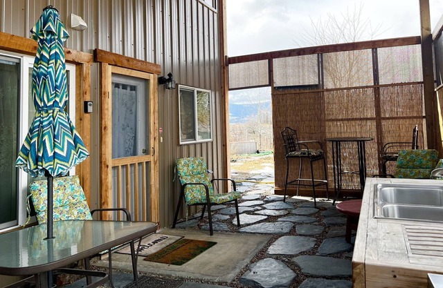 Studio apartment stunning views near hot springs!