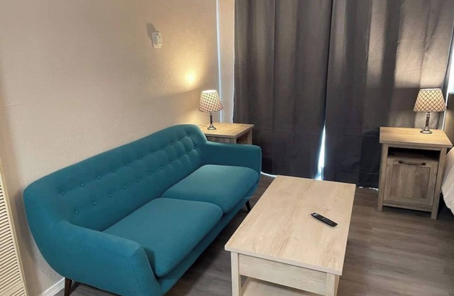 Studio apartment w/Balcony - Near Nob Hill and several Hospitals.