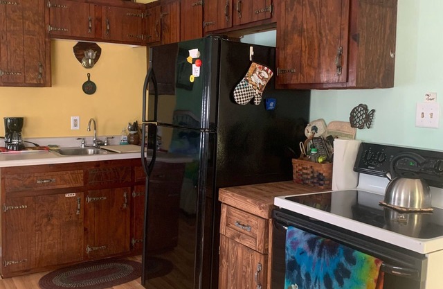 Studio Apartment with full kitchen sleeps 4