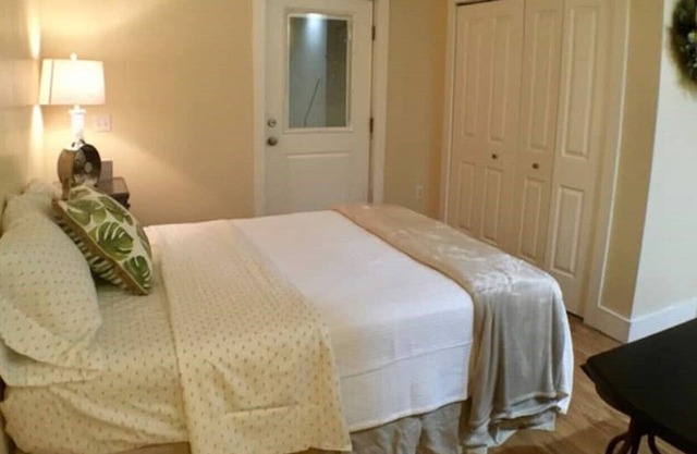 Studio Apartment with kitchen, bathroom &queen bed