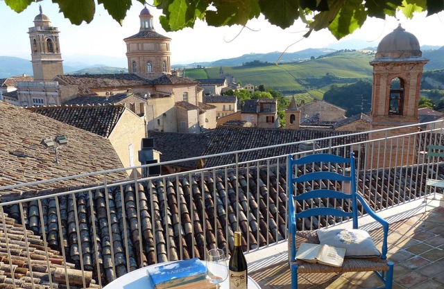 Eine kleine Wohnung mit einer Terrasse mit einer atemberaubenden Aussicht