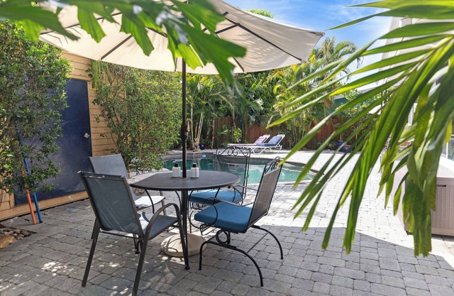 Ein sauberes, modernes Apartment mit Pool in einem sicheren Viertel von Fort Lauderdale.