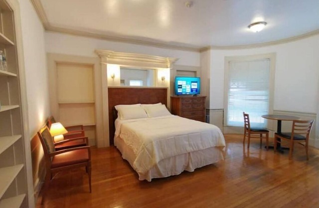 Studio Apt walk to MCPHS, WPI, St Vincent Hospital