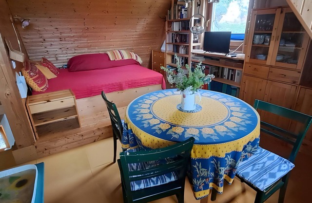 Studio 'Vogelnest' mit gemeinsamer Terrasse und gemeinsamem Garten