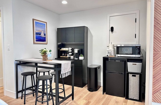 Studio by the Sound - King Bed Fire Pit EV Charger Pet Friendly
