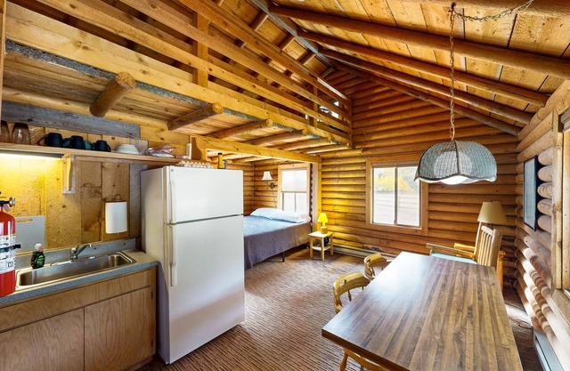 Studio Cabin on Acreage w/full kitchen, near hiking, fishing & skiing