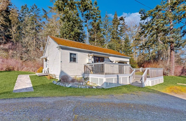 Studio cottage with porch - walk to ferry, beaches & Fort Casey State Park