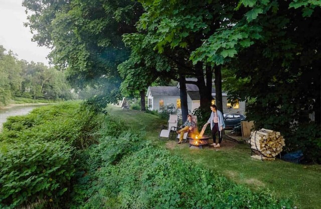 Studio · Cozy Waterfront Cabin Couples Spa Hiking
