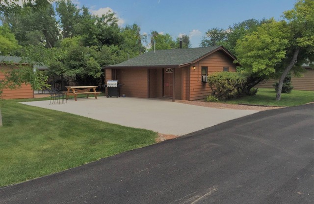Studio Deluxe Cabin Thirty Minutes to Mt Rushmore - In Rapid City On Canyon Lake Thirty Minutes from Mt Rushmore