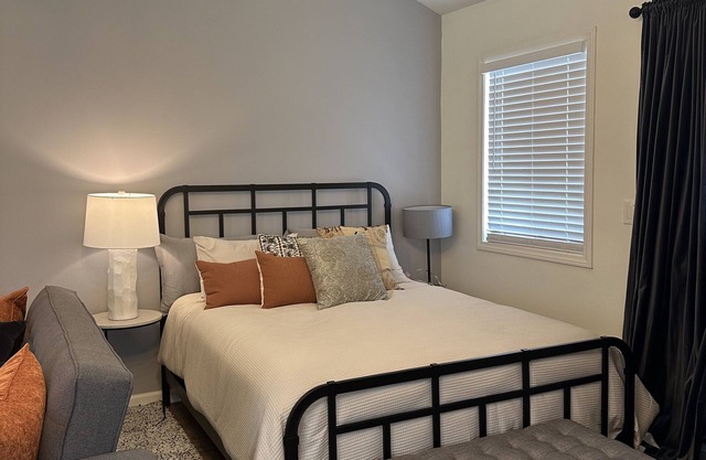 Studio Guesthouse! Super Clean with Parking