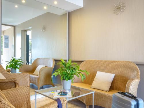 Studio idéal centre-ville St-Raphaël, climatisé, proche plage et commerces, balcon, WI-FI, parking optionnel - FR-1-466A-35