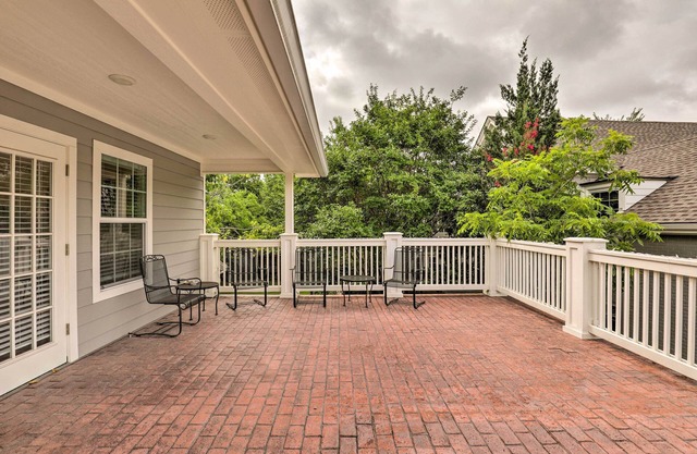 Studio in College Station w/ Expansive Deck!