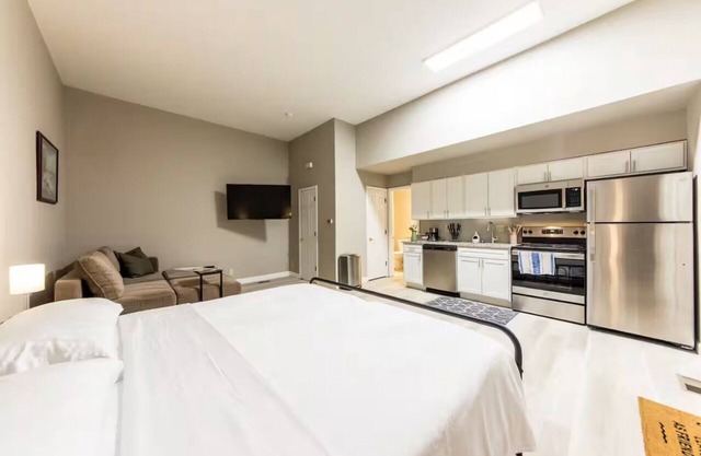 Studio in Soulard - Massage + Reclining bed