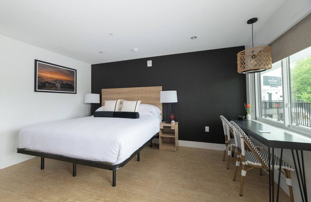 Studio King | The Waypoint | w/Free Breakfast Every Weekend & Free Parking