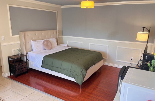 Studio Living / Quiet Neighborhood / Near Airport