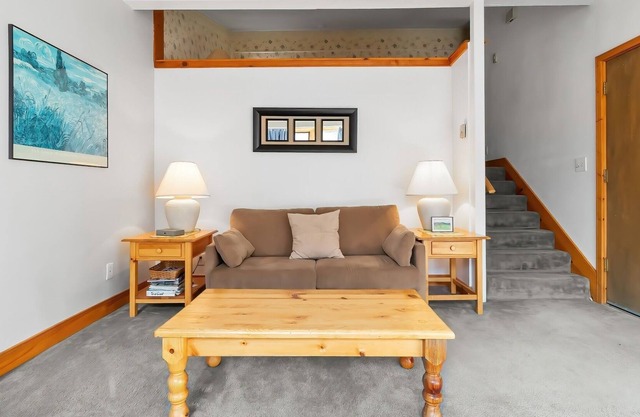 Sunny and spacious studio perfect for snuggling with your sweetie (Creekside Condo 119) by RedAwning