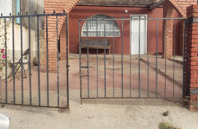 Studio, private restroom, safe carport parking, 20 min drive to the beach.