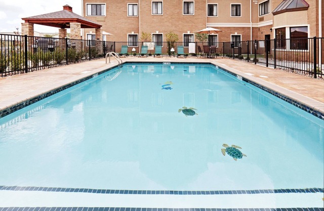 Studio in der Nähe von Quail Springs Mall | Saison-Pool + KOSTENLOSES tägliches Frühstück