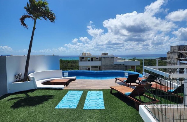 Studio near to the beach and ocean view pool roof 102