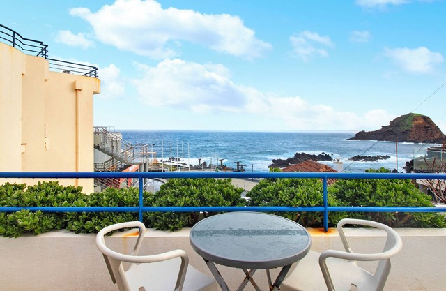 Studio 'Ninho Gaivota' mit atemberaubendem Meerblick, Klimaanlage, WLAN und Balkon