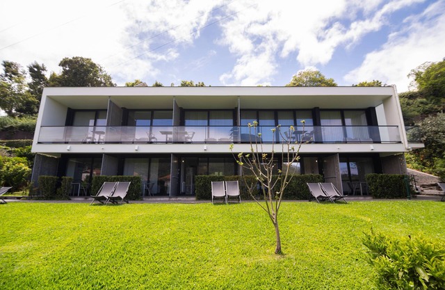 Das Haus von Manuel ist eine moderne und große Villa inmitten der grünen Landschaft umgeben.