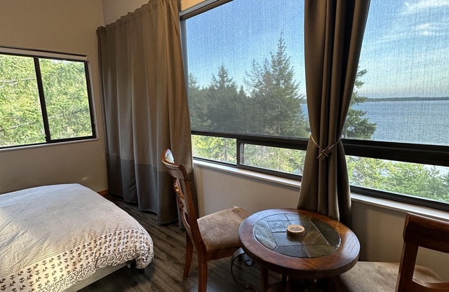 Studio overlooking ocean w/hot tub and sauna and beach access!