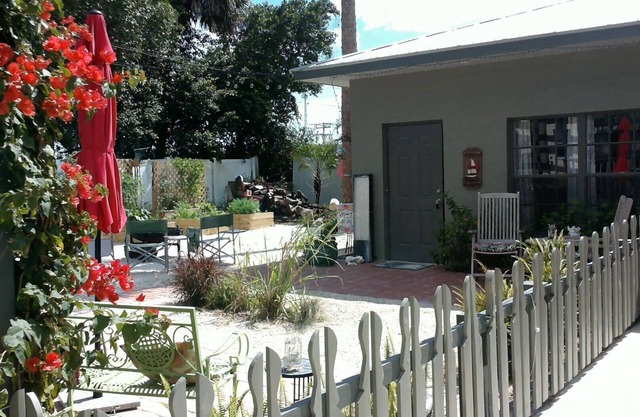 Studio room on an historic property near the historic downtown